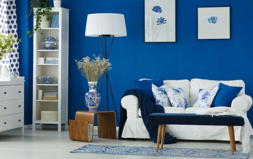 Wohnzimmer mit weißem Sofa vor einer blauen Wand