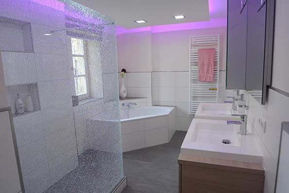 Badezimmer mit Fenster, 6-Eck-Badewanne und Doppelwaschtisch
