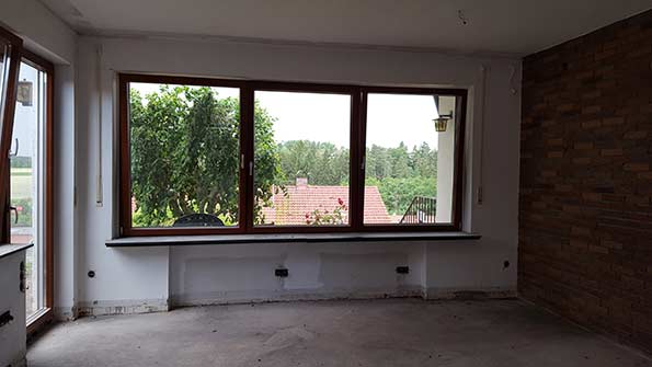 Zimmer mit einem dreiteiligen braunen Fenster
