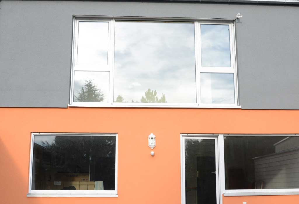Zweistöckiges Haus mit Außenfassade in orange und grau
