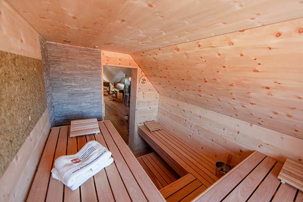 Sauna aus Holz in einer Dachschräge