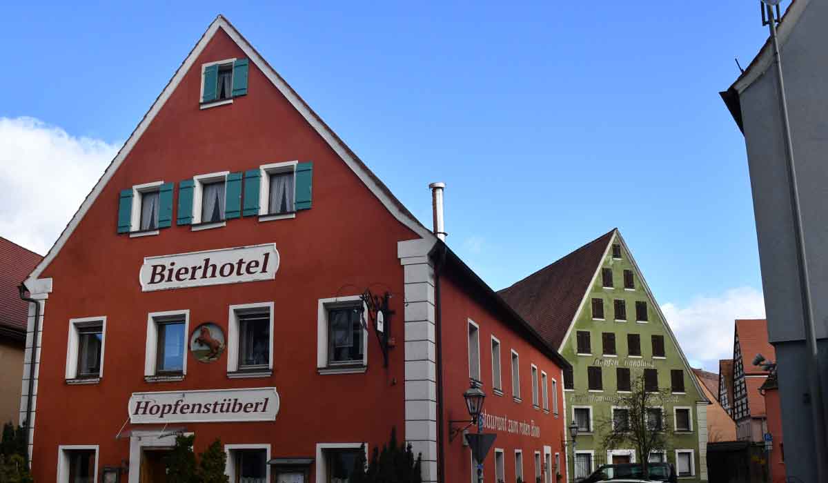 Rotes und grünes Haus im fränkischen Baustil