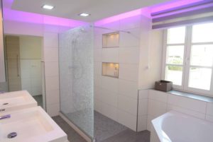 Begehbare Dusche mit Glaswand und LED-Farblichtsystem