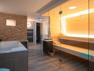 Design-Sauna und Whirlpool im Wellnessbereich